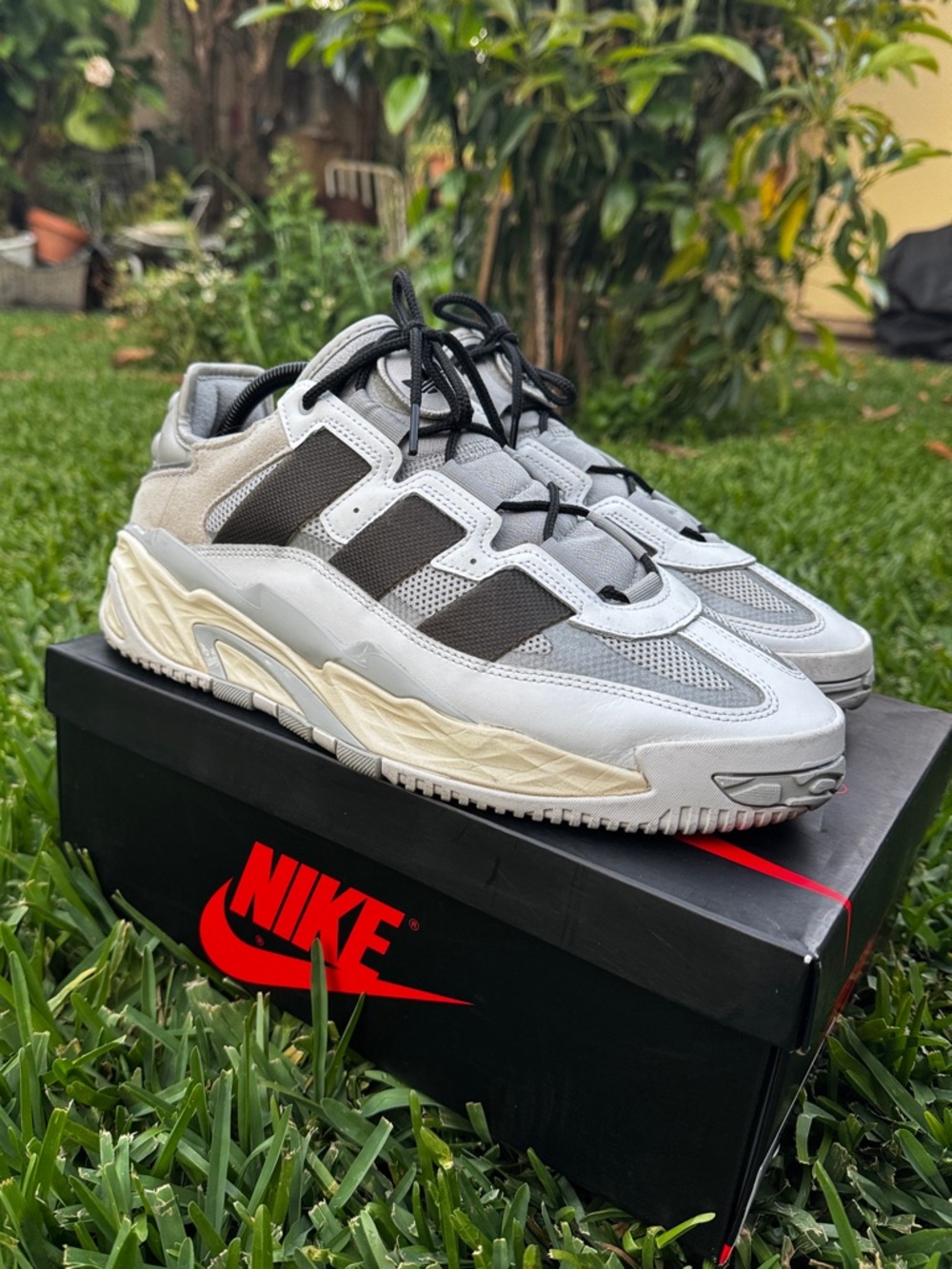 Adidas Niteball - Grey/white basketball sneaker
(M 10 / W 11.5)